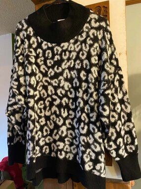Cabana Crown and Ivy Leopard Print super soft sweater Size Medium
